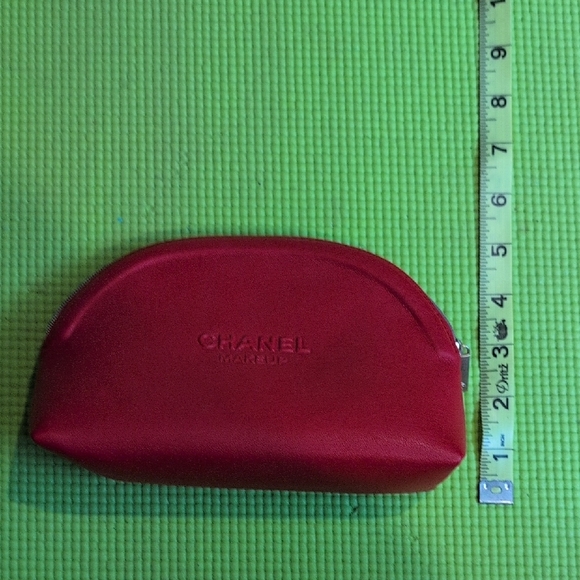 CHANEL Red Cosmetic Bag Luxurious Minimalist Design - Picture 2 of 8